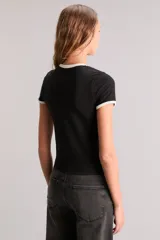 Remera de algodón color crudo, de corte slim, con cuello redondo y mangas cortas con ribete en color borgoña. Estampado frontal con el logo de los Rolling Stones y la leyenda "World Tour 1981".