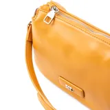 Bandolera color camel confeccionada en símil cuero, con diseño rectangular y sensación acolchada al tacto. Tiene acceso con solapa y botones imantados, tres compartimentos, un bolsillo interno con cierre y otro abierto. La correa es regulable y los herrajes son plateados. El interior está forrado en tela de algodón y poliéster.