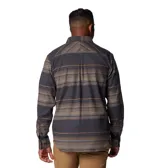 Camisa de franela Columbia para hombre, a cuadros en tonos negro, gris, beige y blanco. Confeccionada en algodón con elastano para mayor comodidad y flexibilidad. Cuenta con cuello abotonado, cierre frontal con botones, dos bolsillos en el pecho con cierre de botón y puños abotonados.