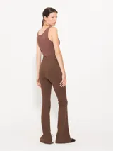 Pantalón negro de punto liso, con cintura elastizada y tajos laterales en el ruedo.
