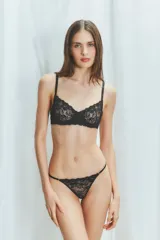 Conjunto de ropa interior de encaje blanco, compuesto por un corpiño triangular sin aro y una colaless invisible.