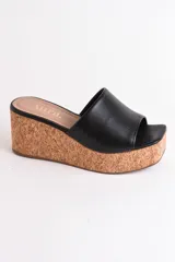 Sandalia negra de cuero con plataforma de corcho, taco de 6.5 cm y plantilla cuadrada.