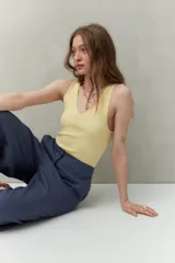 Musculosa negra de tejido acanalado con escote en V y calce al cuerpo.