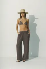 Pantalón de lino color marrón chocolate, de corte ancho y tiro alto, con cintura elástica y bolsillos laterales.