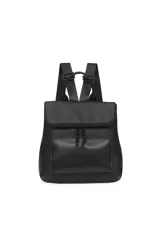 Mochila negra de cuero sintético con bolsillo frontal y cierre superior con doble cremallera.