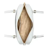 Cartera de hombro Guess modelo Cerelia, color blanco con logo dorado estampado. Tiene correa ajustable y cierre superior.