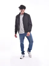 Campera bomber negra con cierre frontal y bolsillos laterales con cierre.