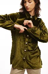Camisa verde oliva de terciopelo con cuello tradicional, botones de nácar, mangas largas con puños elásticos y tajos laterales. Puede usarse como camisa o sobrecamisa.