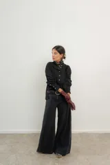 Pantalón de jean azul de pierna ancha y tiro medio, con cinco bolsillos y pespuntes a contratono.