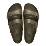 Sandalias Birkenstock Arizona color verde con doble tira y hebillas ajustables.