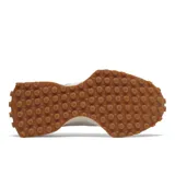 Championes New Balance modelo 327 para mujer, en tonos blanco y beige claro, con el logo 'N' superpuesto en blanco y suela de goma color caramelo con tacos pronunciados.