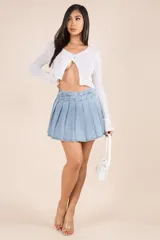 Minifalda tableada de jean con short por debajo.