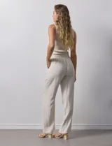 Pantalón de lino de corte recto con pretina elastizada, lazo de ajuste y bolsillos inclinados.