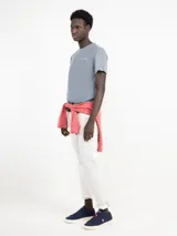 Camiseta de manga corta color rosa con cuello redondo y logo bordado en el pecho.