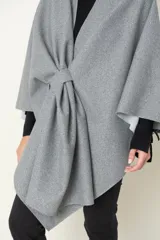 Capa de paño liso en color beige, con presilla para sujetarla, ideal para abrigar en temporadas frescas.