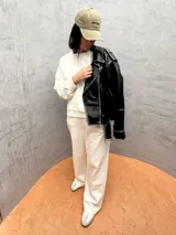 Sudadera color crema de corte holgado, con cuello redondo y mangas largas.