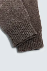 Guantes de punto color marrón, tejidos en hilatura de lana y cashmere con acabado en rib.