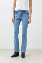 Jean bootcut de tiro medio, color celeste claro, con detalle trenzado en los bolsillos delanteros y traseros.