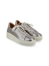 Sneaker Adelaida de cuero graneado color verde oliva, con cordones de algodón y suela elevada color crema.