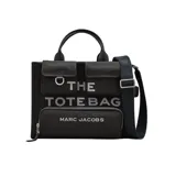 Bolso tote mediano Marc Jacobs modelo The Cargo Canvas, color negro, confeccionado en lona resistente con múltiples bolsillos externos, doble asa de mano y correa bandolera ajustable y extraíble.