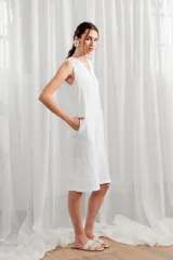 Vestido midi blanco de lino, corte recto, sin mangas y escote en V.