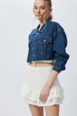 Minifalda blanca tramada con volados y elástico en la cintura.