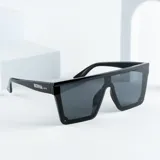 Lentes de sol negros con protección UV400 y estuche plegable.