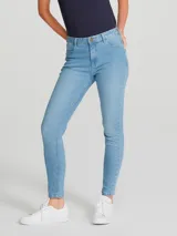 Pantalón de jean celeste de tiro medio, corte skinny y confeccionado en denim con elastano.