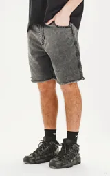 Bermuda de gabardina elastizada color gris oscuro con efecto lavado, de corte clásico, con bolsillos delanteros y traseros.