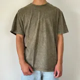 Remera gris con efecto gastado y cuello redondo.