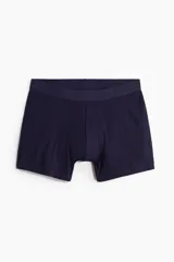 Pack de tres calzoncillos tipo trunk color azul marino, de punto elástico con costuras planas y cintura elástica.