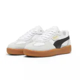 Championes Puma Palermo Lamoda, color blanco con detalles en rosa y suela de goma color caramelo.