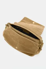 Bolso de hombro color beige, confeccionado en piel de serraje. Tiene correa metálica con detalles, pespuntes en el cuerpo, múltiples bolsillos con cierre de cremallera metálica, cierre imantado y solapa.
