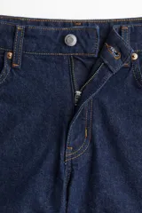 Short de denim azul oscuro, de tiro alto, con cinco bolsillos y cierre con botón.