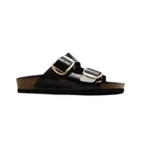 Sandalias negras tipo Birkenstock con hebillas doradas y suela de corcho.