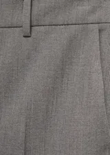 Pantalón de vestir gris de corte recto y bota acampanada.