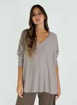 Sweater color topo de tejido suave, con escote en V y mangas largas.