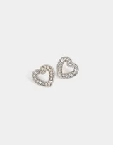Par de aros pasantes dorados con forma de corazón calado y strass incrustados.