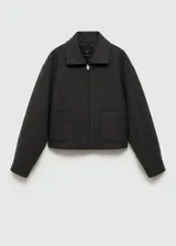 Chaqueta marrón con forro interior, cierre delantero con cremallera, dos bolsillos laterales, cuello camisero, diseño oversize y manga larga abotonada.
