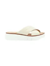 Sandalia de cuero color rosa con tiras cruzadas y suela anatómica acolchonada blanca.