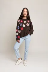 Sweater marrón de mohair con cuello redondo y flores bordadas a mano.