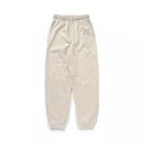 Pantalón de jogging color beige, con cintura elástica ajustable con cordón, bolsillos laterales y logo bordado en la pierna izquierda.