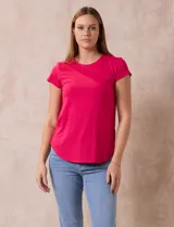 Remera de modal color fucsia, marca Cupio, con cuello redondo y manga corta.