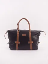 Bolso negro con detalles en cuero marrón, con doble asa de mano y cierre superior.