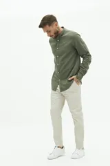 Camisa de lino azul marino con cuello mao, corte semi slim y logo bordado en el pecho.