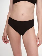 Bombacha tiro alto color beige, confeccionada en algodón y elastano.