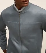 Chaqueta bomber marrón de poliéster y elastano, con cierre frontal, cuello redondo y bolsillos laterales.