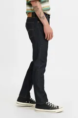 Pantalón de jean azul oscuro, corte skinny, tiro medio y bajo stretch.