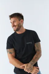 Remera color arena de algodón, corte regular, manga corta, cuello redondo y bolsillo en el pecho con estampado de texto.