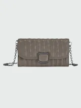 Bandolera Longchamp modelo Brioche, color gris topo con diseño acolchado y correa de cadena metálica.